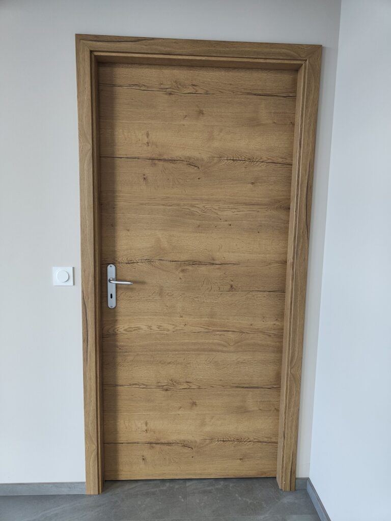 Pose de portes intérieures en bois avec et sans vitrage - Valentigney ...