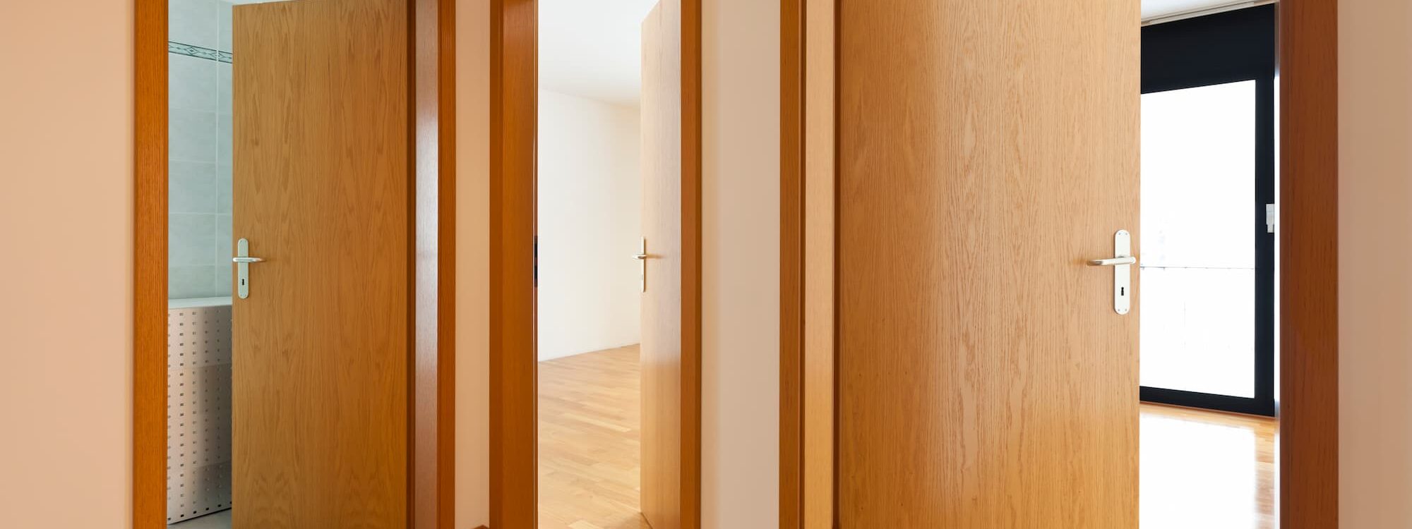 Portes int&eacute;rieures en bois massif ou plaqu&eacute; : comment bien choisir ? Belfort